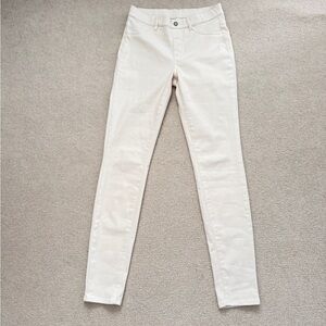 Uniqlo High Rise Jeans in Off-White/Cream